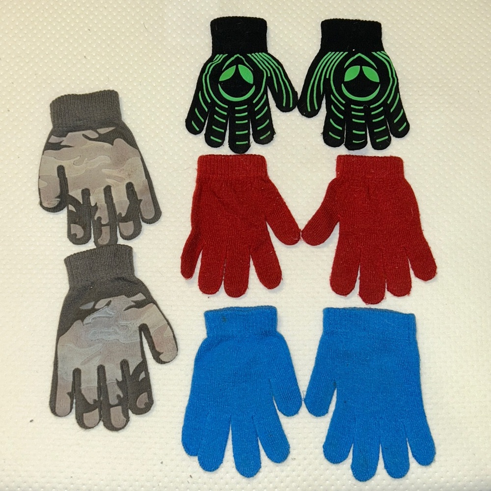 Red, blue, black with green, and camouflage print Knit Gloves 4 sets